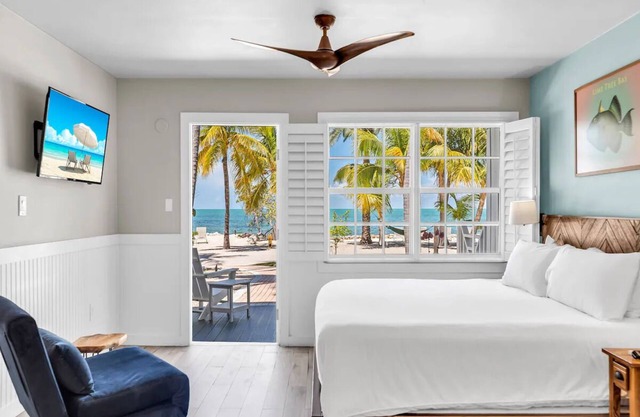 Escape in this 2 Sun-Kissed Studios w/Gulf views! Perfect place for relaxation!