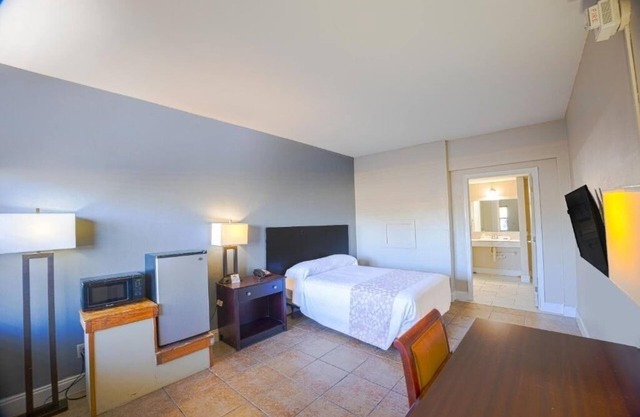 Escape To A Titusville Modern Room Near Chain Of Lakes Park