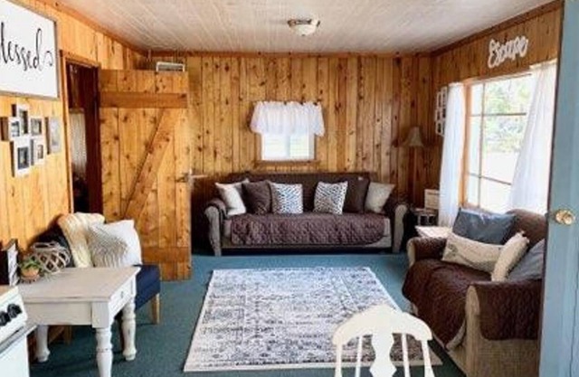 LAGO INTERIOR MEDIO COTTAGE # 2 PHILLIPS POINT BELLAIRE, MI
