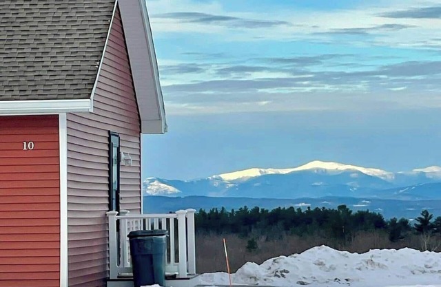 Escape to Skyline Cottage, a 3 bedroom home with Breathtaking Mountain Views