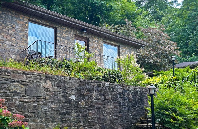 Escape to tranquility at this Lake Junaluska cabin w/ stunning views & amenities