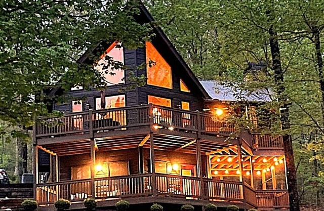 Escape to your cozy Mineral Bluff cabin, just a hop away from Blue Ridge