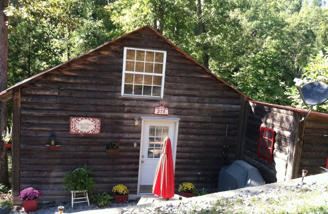 Desconecte, relájese y disfrute de escuchar la naturaleza desde el porche de la pantalla o desde nuestro muelle privado.