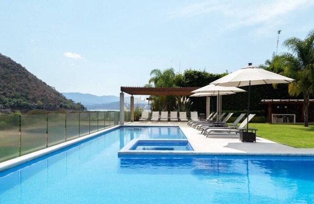 Espectacular Casa con Vista al Lago, Enorme Jardín