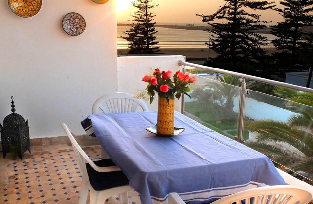 En Essaouira, Ap de pie F2 con vista al mar, en la isla de Mogador y medina.