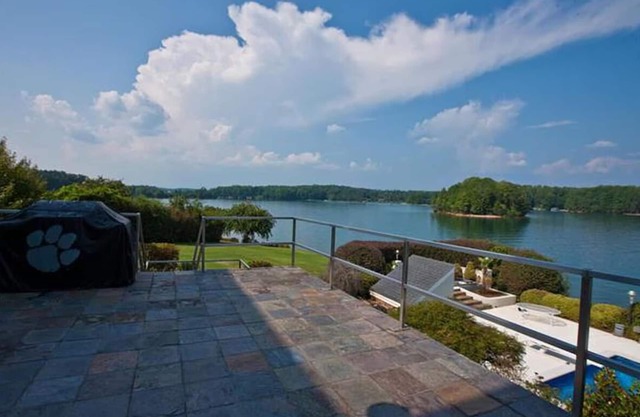 "Estate on the Lake" 7 Bedrooms/7 Bathrooms, 8400+ sq ft!