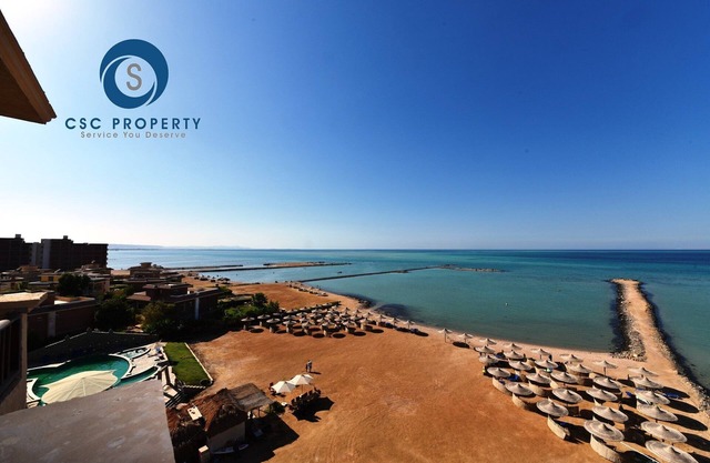 Estudio estándar europeo con hermosas vistas al mar y playa privada.