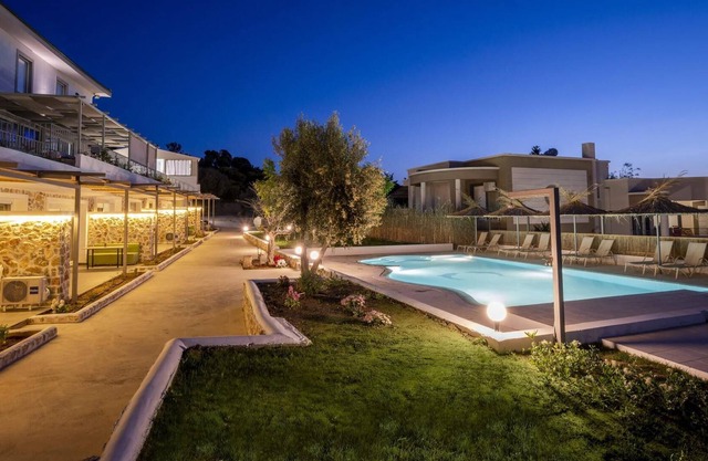 Eva s Paradise Garden-poolside Romantic Vibes