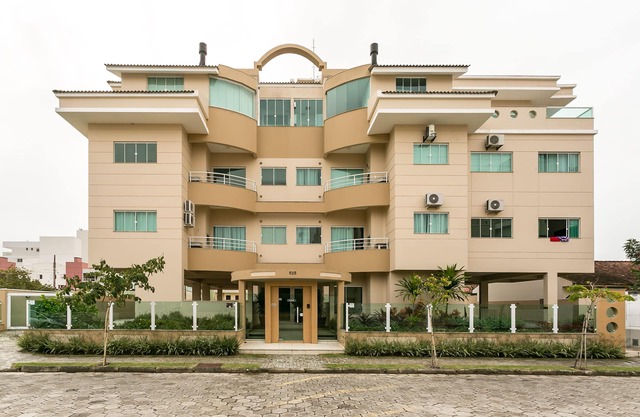 Excelente apartamento de dos dormitorios con una suite a 100 metros del mar.