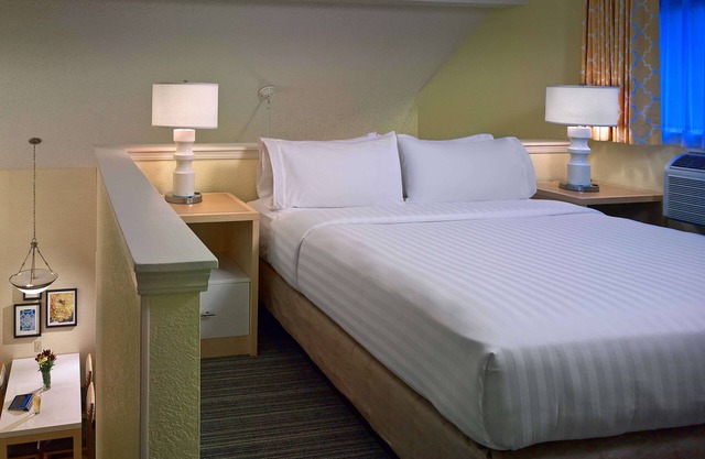 Excellent Staycation Spot! 2 Relaxing Units, Free Parking, Onsite Pool