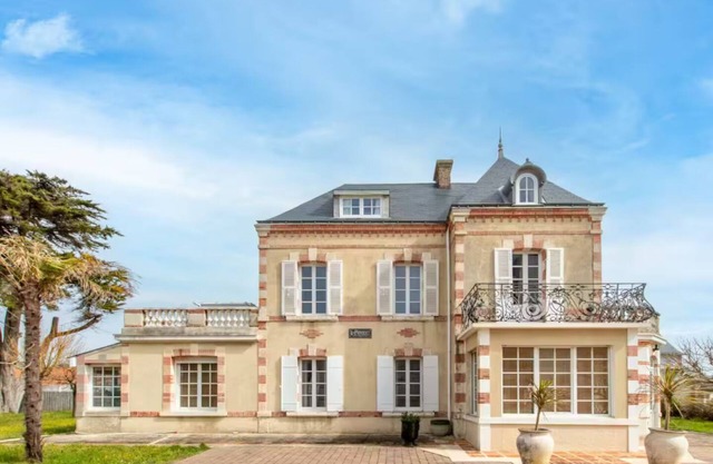 Exceptional residence 80 metres from the beach