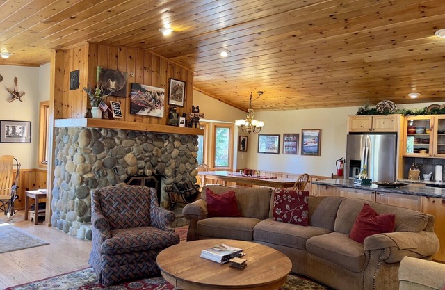 Excepcional No. Lake Tahoe Retreat / Charney Chalet / Hot Tub / Dogs OK / NUEVO VIDEO!