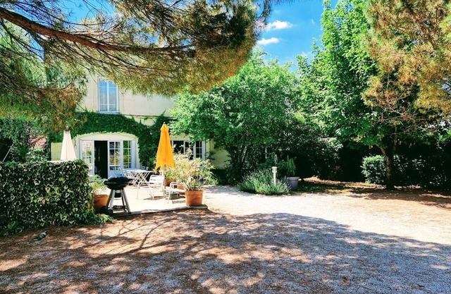 Exceptional residence in wooded grounds with swimming pool