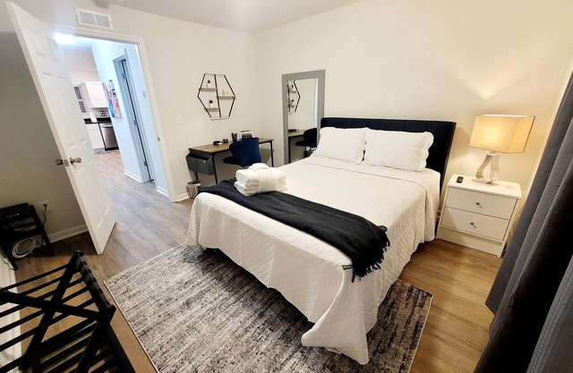 Experience the Difference Best Cozy Studio in Town! Parking/Washer/Dryer onsite.