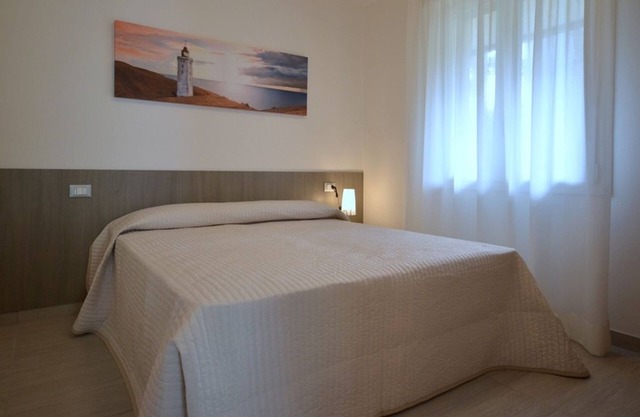 Exclusiva villa moderna con garaje privado y jardín vallado.