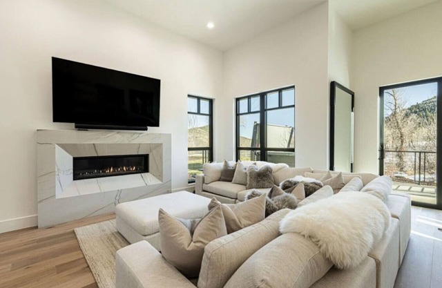 White Pine Luxe: Family Retreat with Views