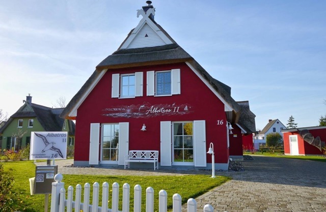 Exclusive thatched house on the water, terrace, fireplace, sauna, WLAN, barbecue.145m²