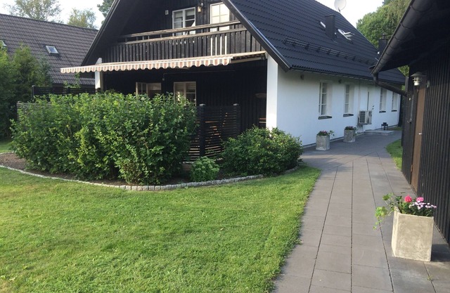 Villa de lujo cerca de Estocolmo - la ciudad en el día, barbacoa en el jardín por la noche