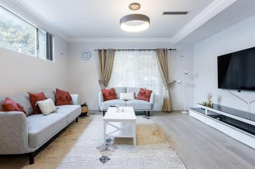 Executive CBD Perth House 4BR 3BA 2Pk SLEEP 8!