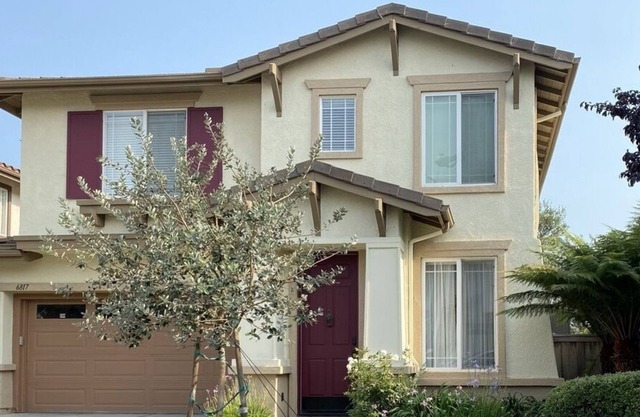 Executive Home, Walk To The Beach