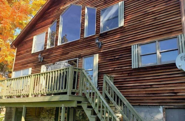 Executive lakefront home- sleeps up to 6!