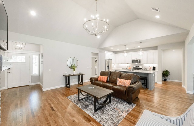 Executive Stay, Modern Farmhouse Perfect Location. Garage Parking.