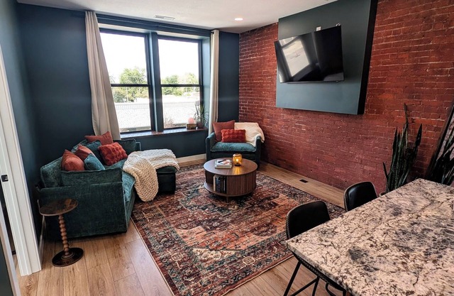 Exira 107 - Cozy 2BR Above Coffee & Goods Shop