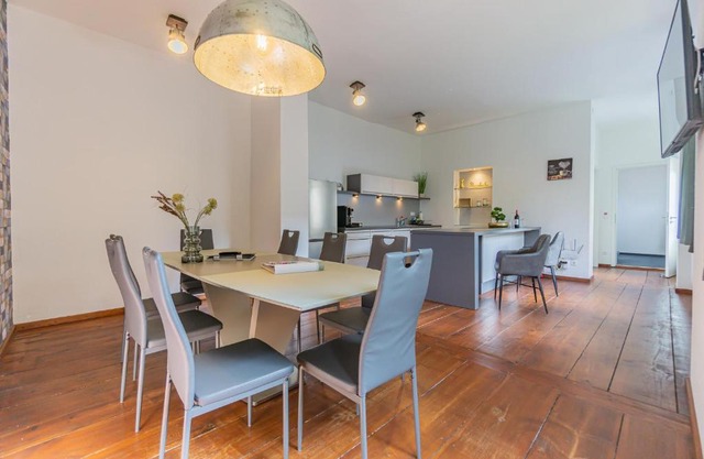 Exklusive Stadtvilla-190qm- Parkplatz- 3Schlafzimmer- 2 Bäder- Netflix- Waschmaschine- 4 Etagen-nähe Theater