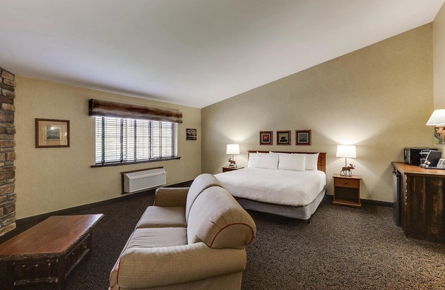 Expanded King Executive w/ Massage Chair & Living Area! Stoney Creek