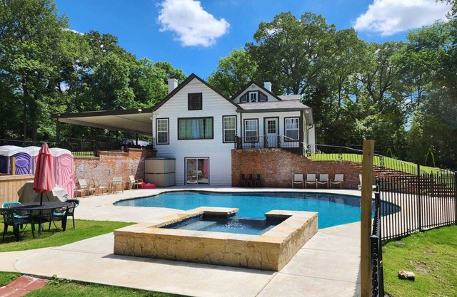 Expansive 10-Bedroom Southern Estate – 18 Beds, 6 Baths, Pool & More