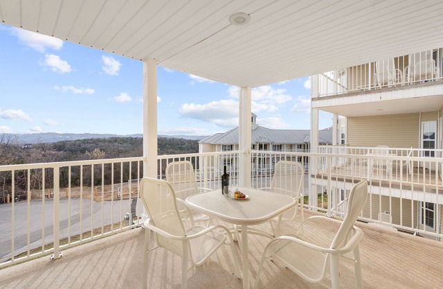 Expansive Lake Access Condo in Kimberling City-Free Attraction Tickets-Ozarks Views