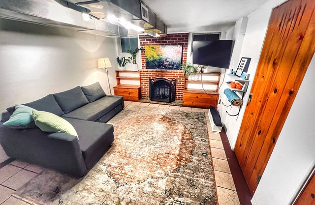 Expansive Luxury Downtown Haven Family Friendly, 4 Bedroom, 2 Bath, Fenced Yard