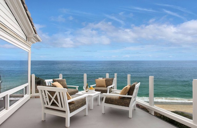 EXPANSIVE OCEAN AND WHITEWATER VIEWS - LUXURY CUSTOM HOME