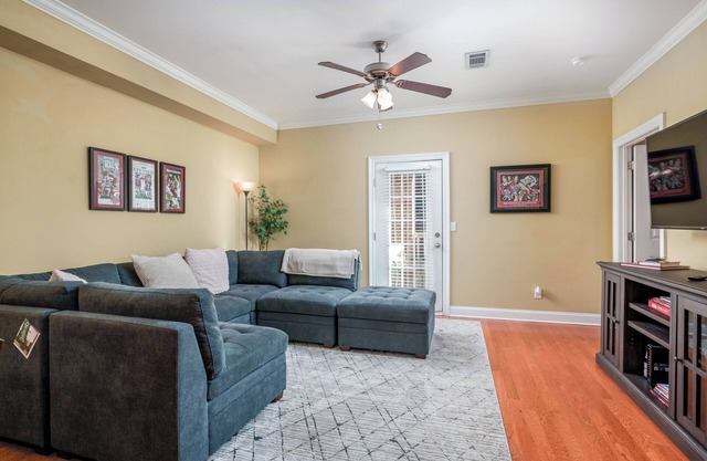 Experience Game Day Bliss at 'Crimson Traditions': Your Cozy 2-Bed Condo near The University of A...