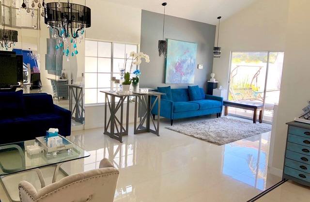 Hermosa casa con piscina en excelente ubicación, a 5 minutos de la playa. Aeropuerto / Disneyland