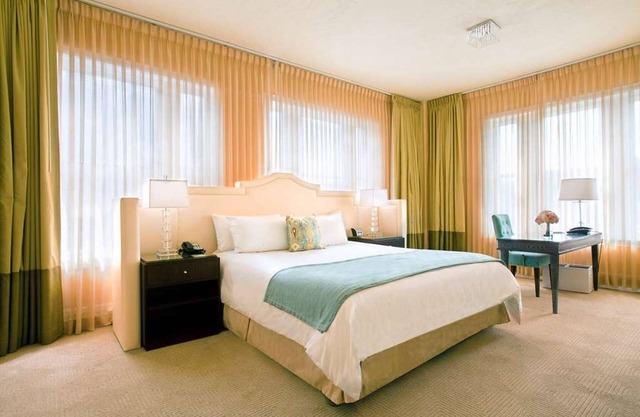 Experience Luxury! Pop-Up Cinema, Pets Allowed, Stylish Suite with Living Room!