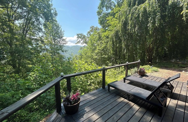 Experience mountain serenity at Edgeview Chalet