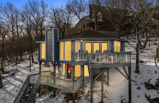 Experience Peak Bliss: Ski-In/Ski-Out Haven, 200FT to Lift, Mtn Views Aplenty!