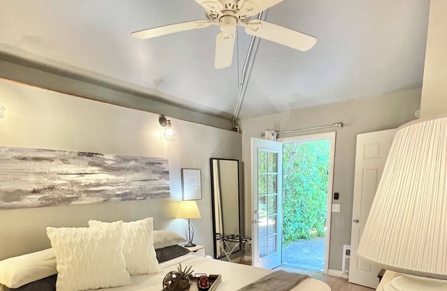 ¡Experimente un jardín de California en The Cottage of Lake Balboa!