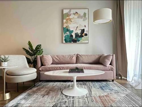 Exquisite 2BDRM in Heart of MDR King Bed