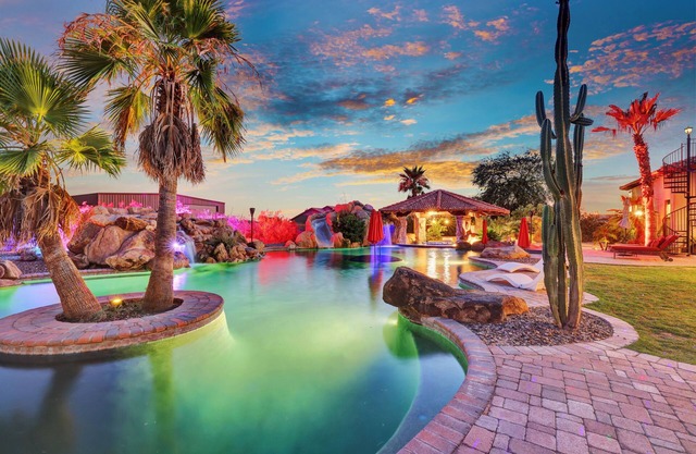 EXQUISITA CASA CON PRIVACIDAD! Ideal para familias con una gran piscina estilo centro turístico