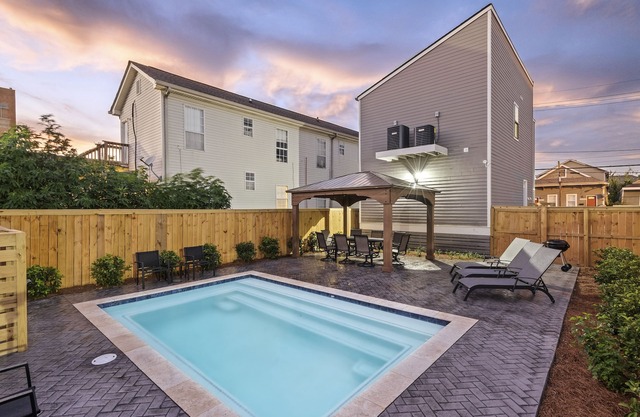 Exquisite New Superdome Group House w/Heated Pool, Parking, 8 Beds and 5 Baths