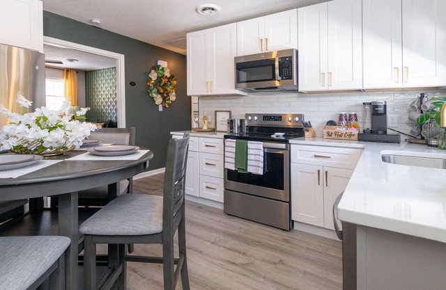 Extravagantly Remodeled 2BR,Apt Upstairs,Fast WiFi