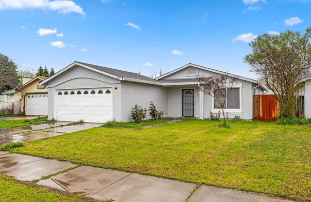Fabulous 3-bedroom house with AC in charming Merced Near the Airport