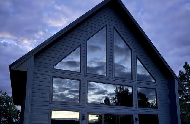 Fabulous chalet next to Christie Mountain ski area with SPA shower!