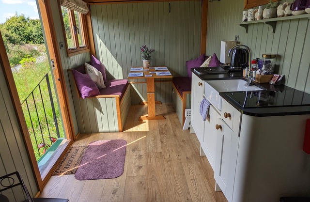 Fabulous family Shepherd's hut.Pet friendly. Electric hot tub bookable extra