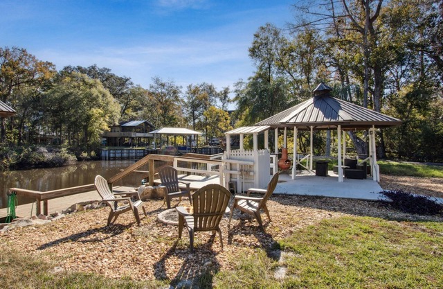 Fabulous Home on the Black Creek, firepit, water access, great views, outdoor bar, pool table, darts