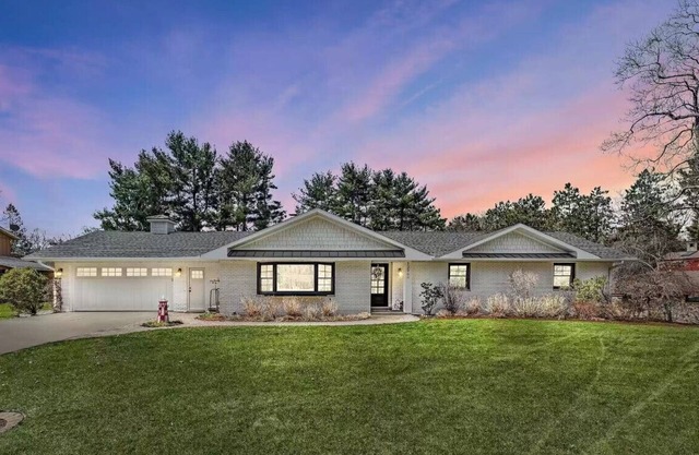 FALL - 3 night weekend getaway! Large family vacation home near Cherry Beach