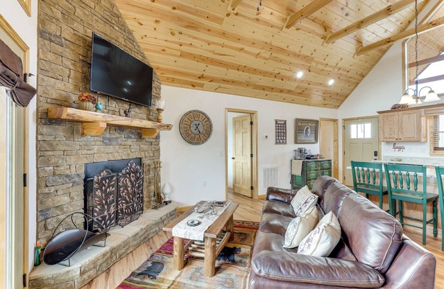 Fall Colors, Deck & Fireplace: Murphy Mtn Retreat!