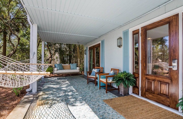 Piscina privada climatizada! Espacioso patio trasero! ¡Renovado recientemente! Espacioso patio trasero